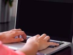 penyebab layar laptop hitam