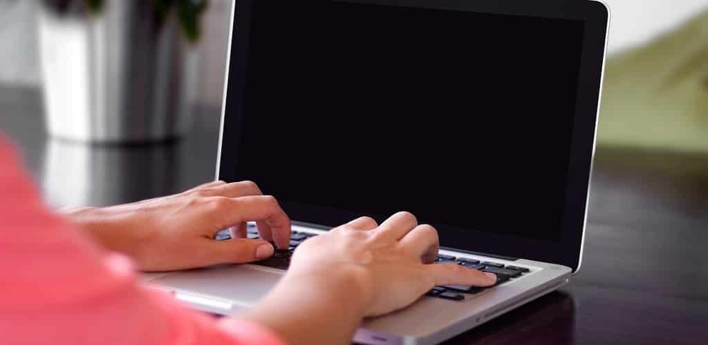 penyebab layar laptop hitam