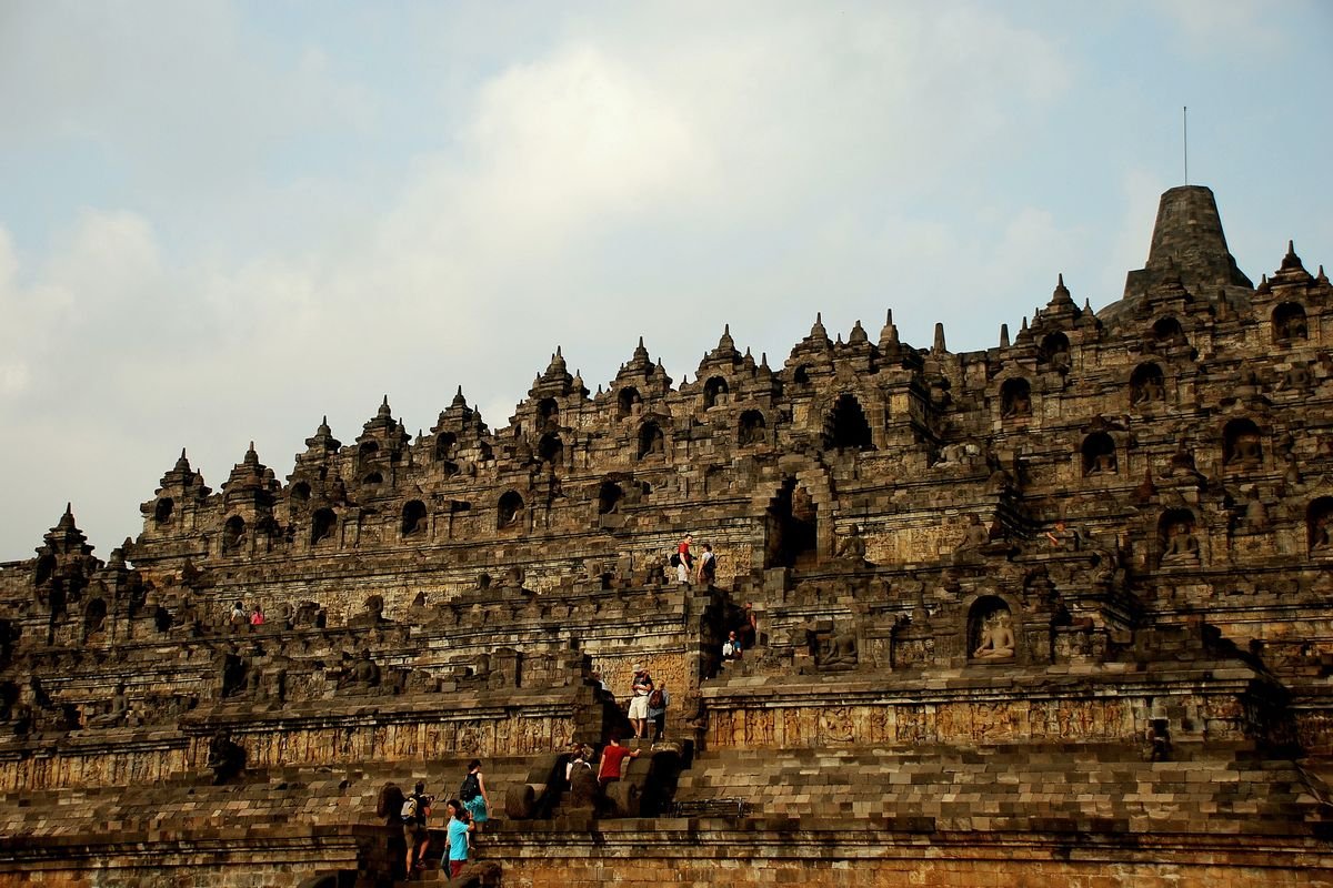 Ramai Pemasangan Chairlift di Candi Borobudur