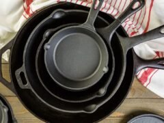 5 Makanan yang Tidak Boleh Dimasak di Wajan Besi Cor