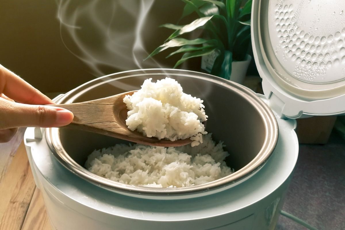 6 Langkah Masak Nasi di Rice Cooker agar Pulen