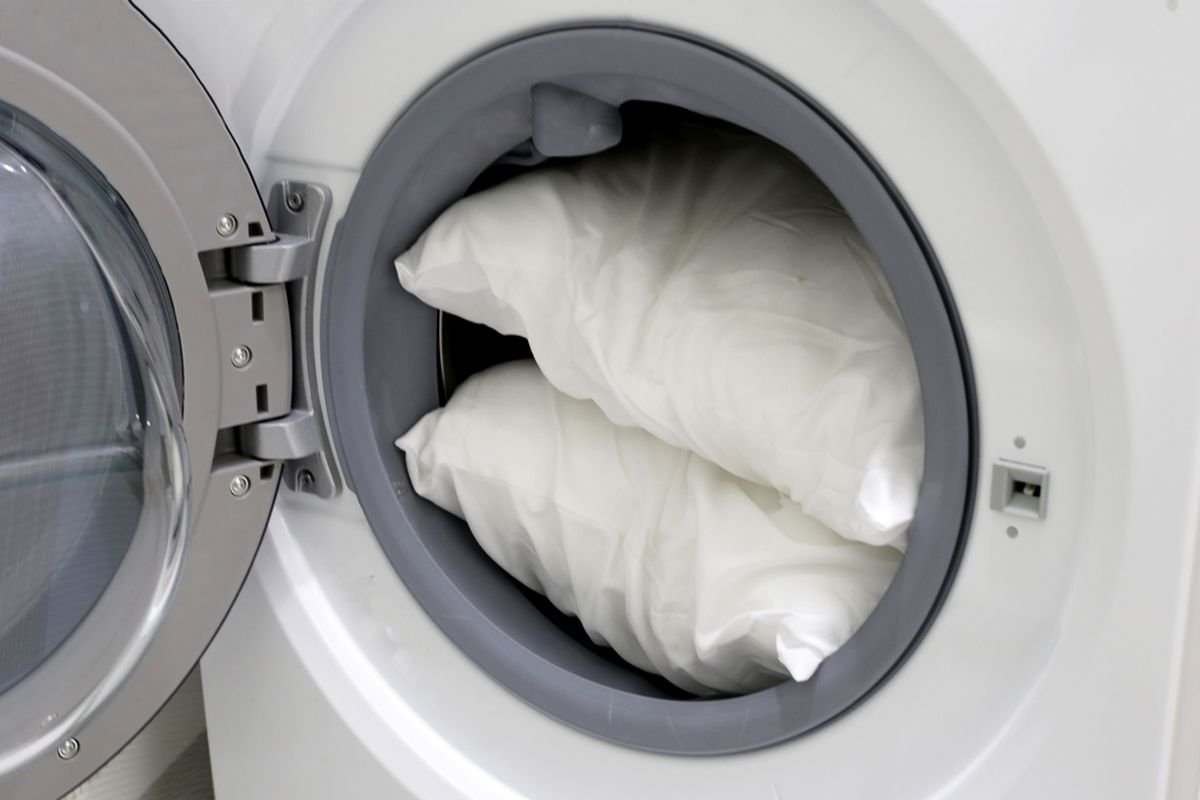 Mengapa Harus Rutin Mencuci Bantal?