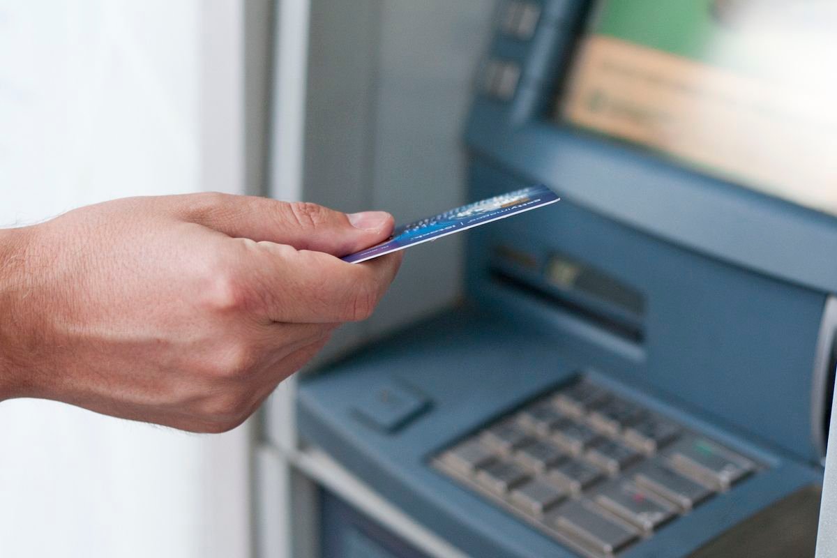 Transaksi ATM Terus Menurun