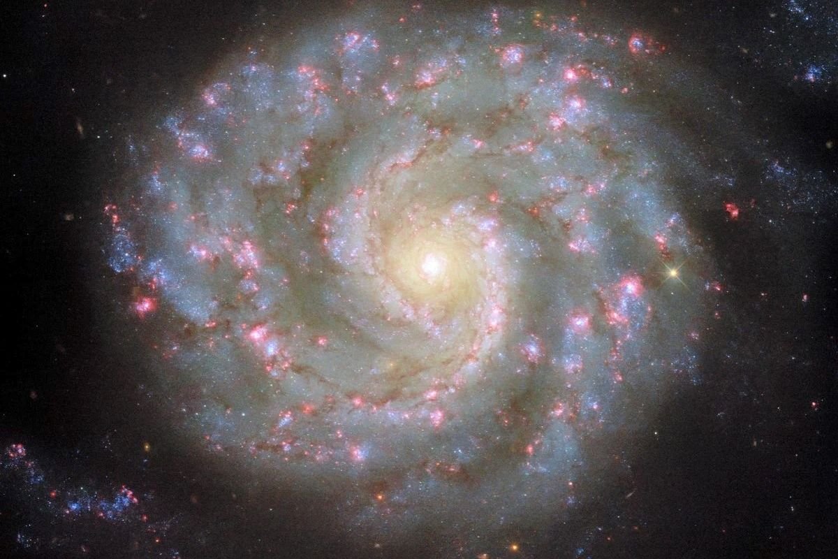 Teleskop Hubble Ungkap Misteri Galaksi Spiral yang Memukau