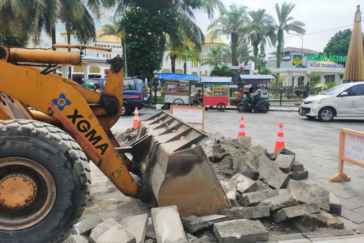 Jalan Batu Andesit Senilai Rp 2