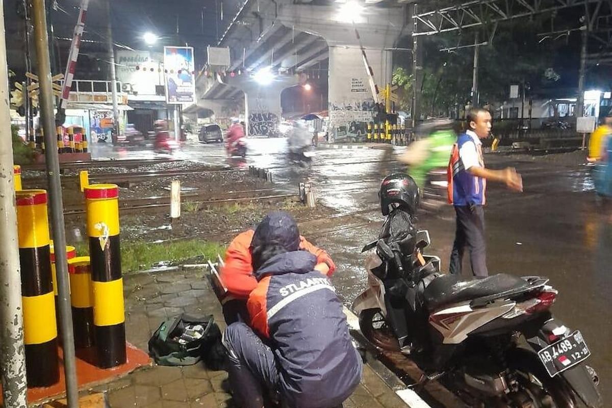 Palang Kereta Lempuyangan Rusak Ditabrak Mobil