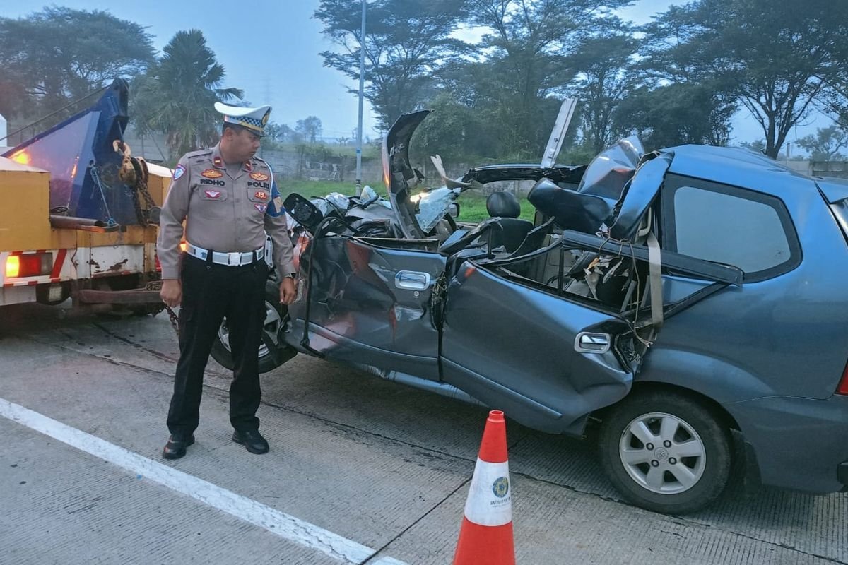 Avanza Tabrak Truk di Tol Pasuruan