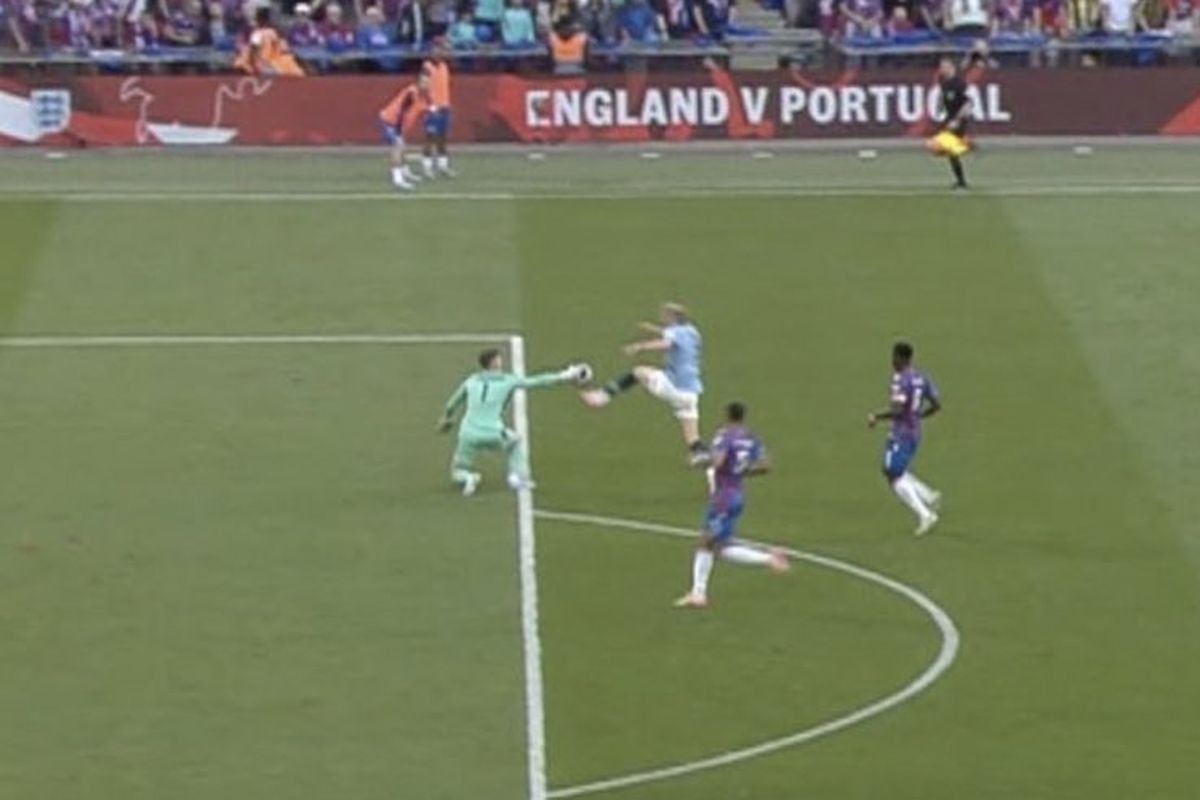 Mengapa Kiper Dean Henderson Tak Kena Kartu Merah di Final Piala FA?