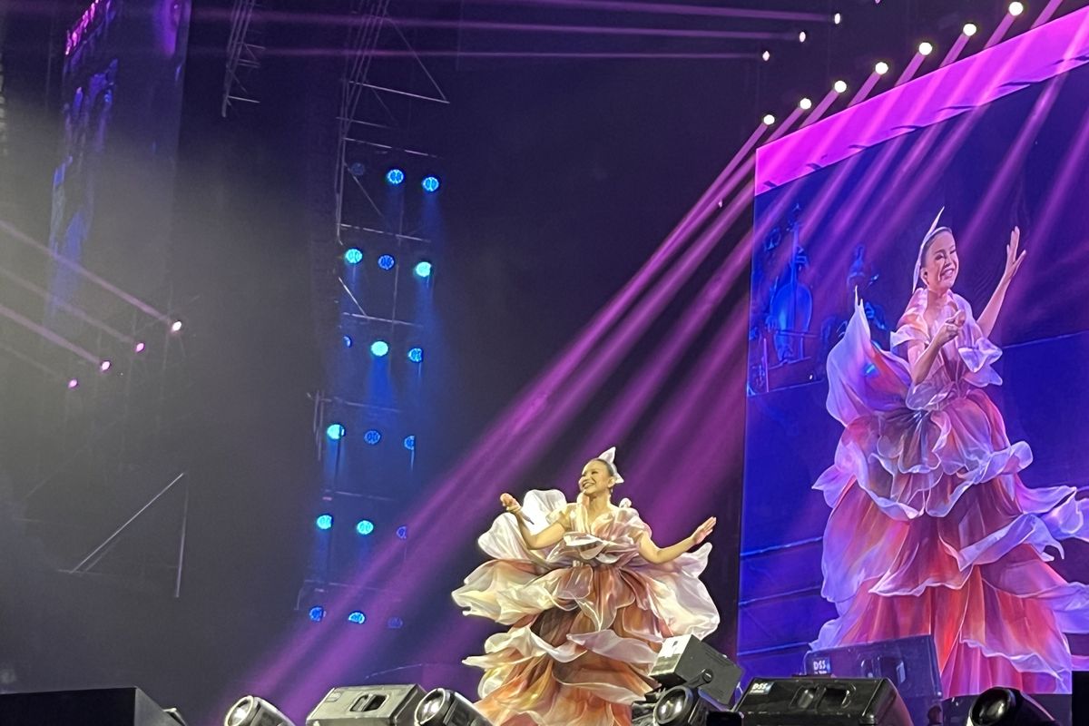 Buka Konsernya dengan Lagu Tegar