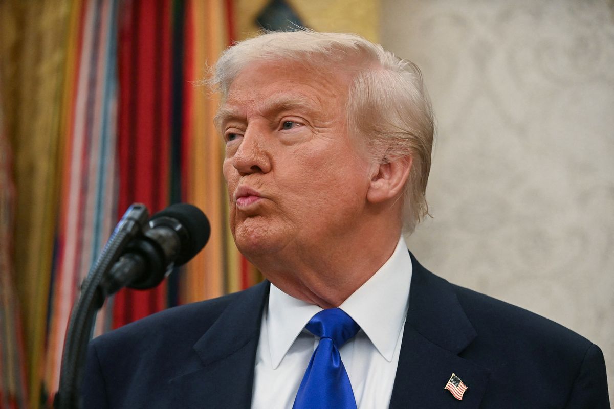 Apa Alasan Trump Larang Warga dari 12 Negara Masuk AS?