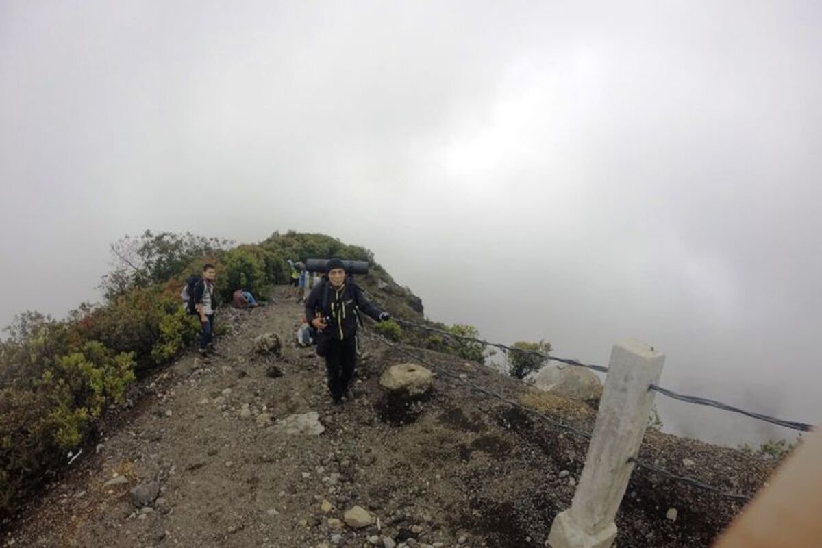 Mendaki Gunung Gede Pangrango Secara Ilegal