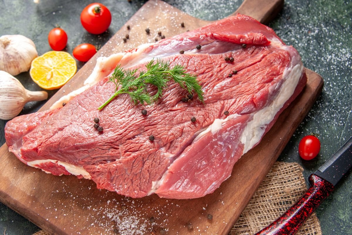 Amankah Memotong Daging Mentah di Talenan Kayu?