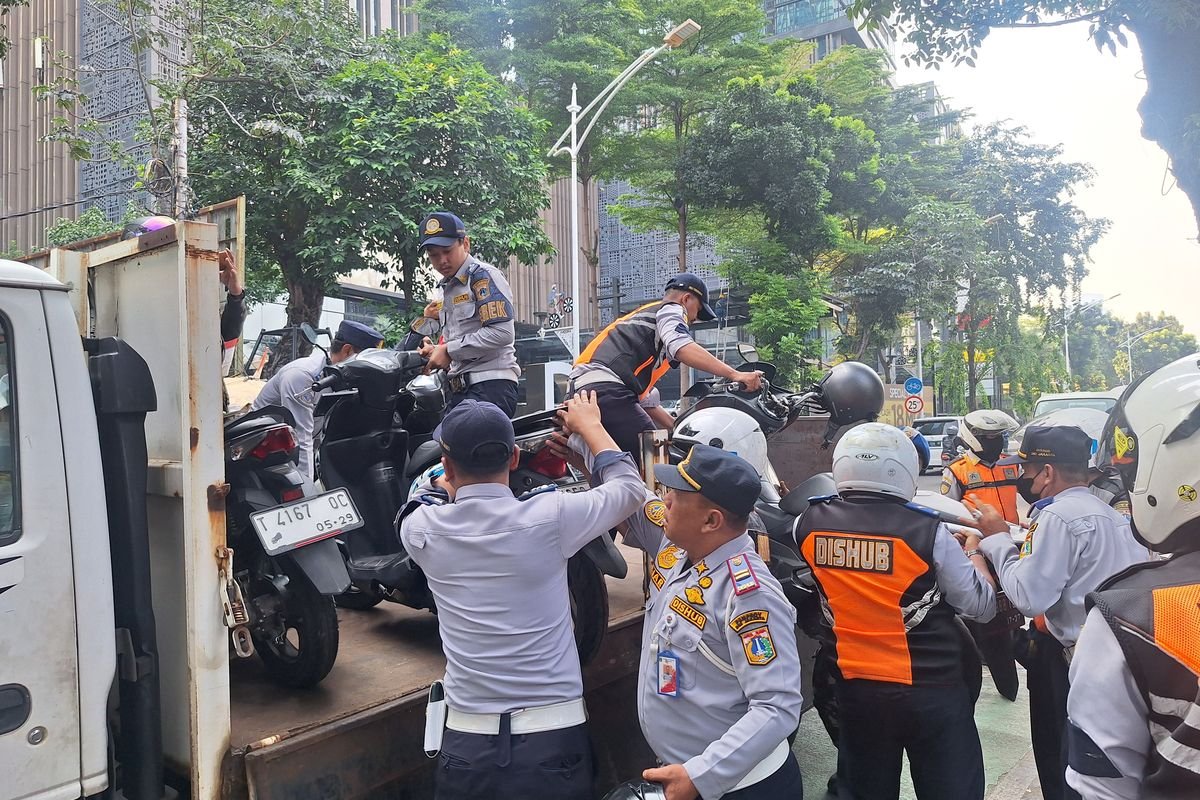Parkir Sembarangan di Trotoar CSW Blok M
