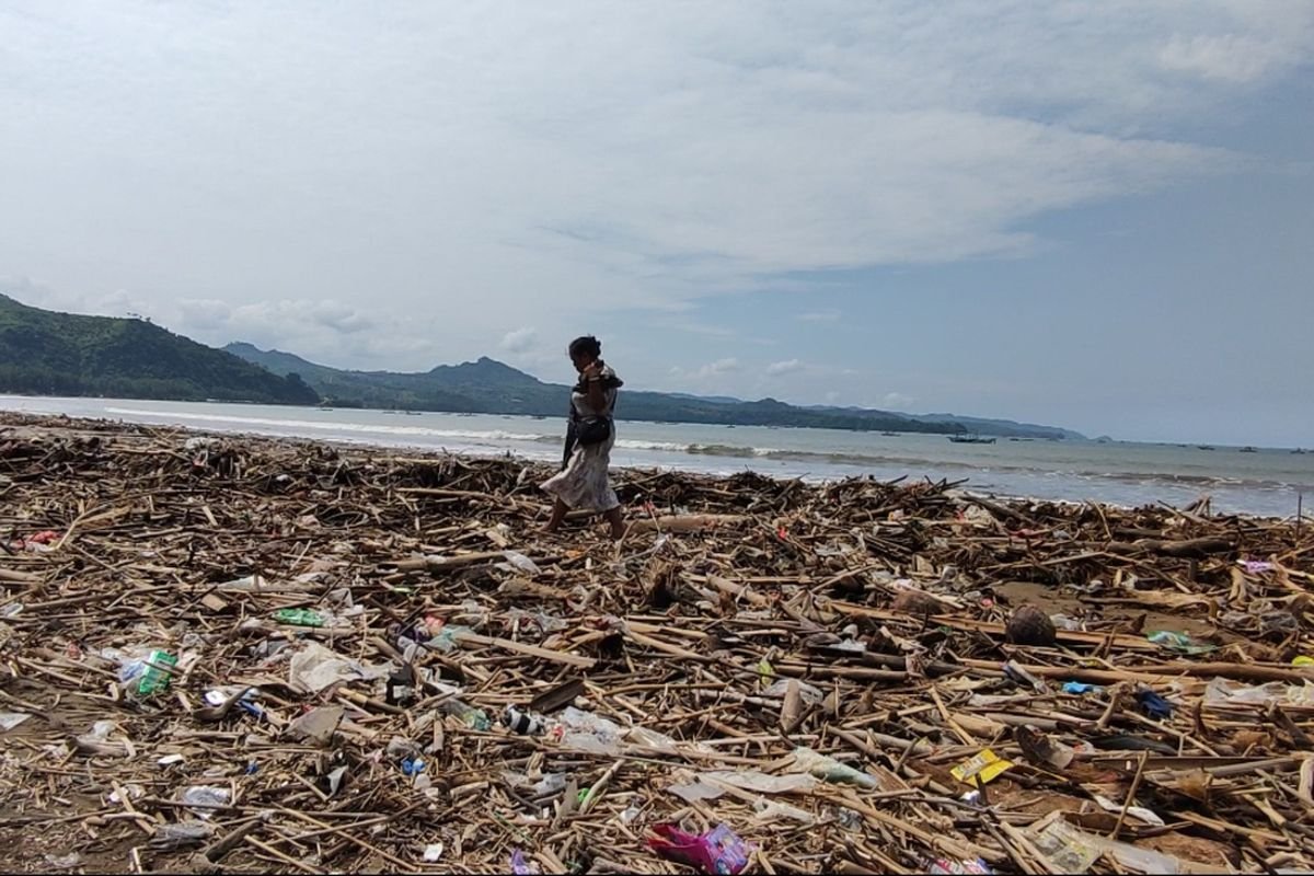 Tumpukan Sampah di Pantai Gemah Tulungagung