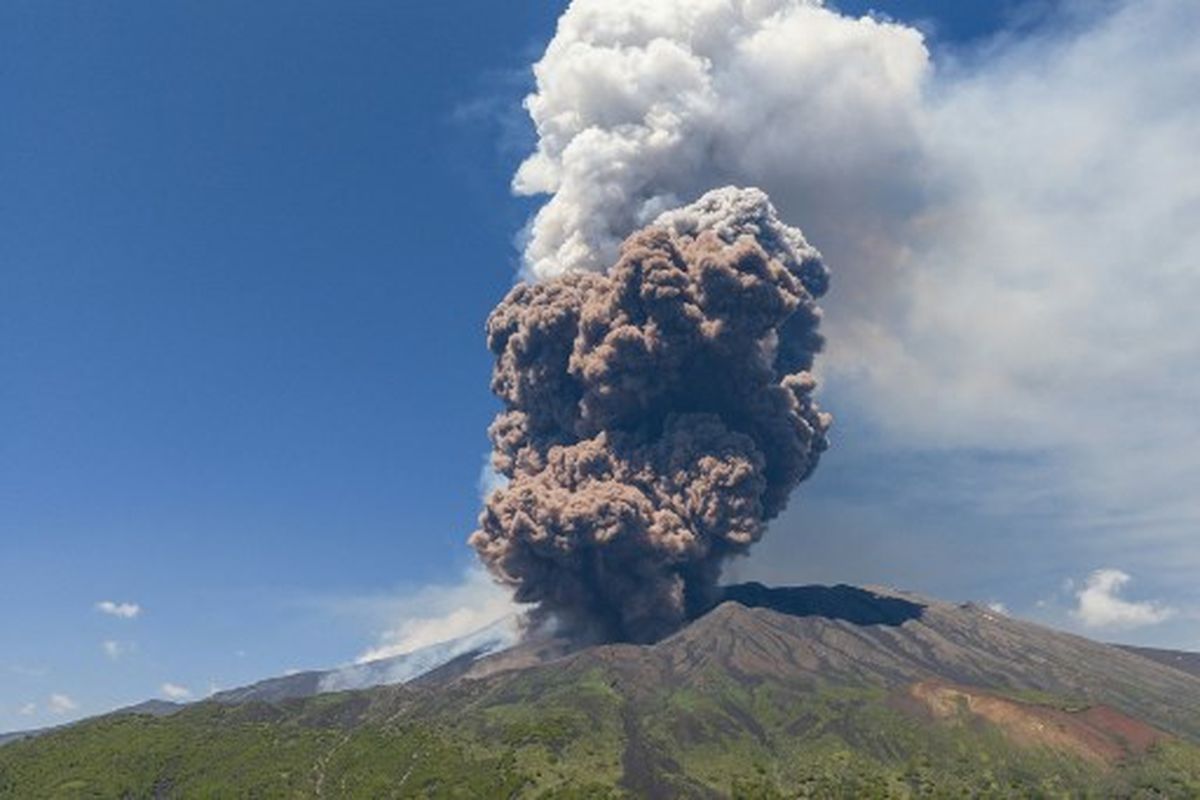 Gunung Etna Meletus