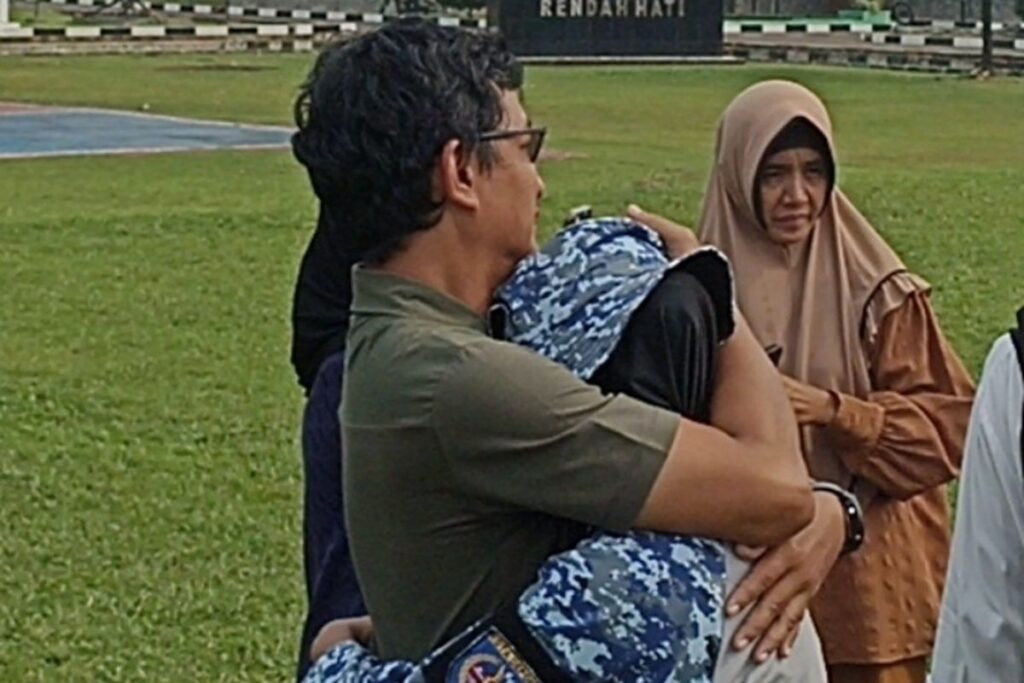 Momen Haru Orangtua Peluk Anak di Barak Militer: Ayah Cuma Mau Kamu Sukses