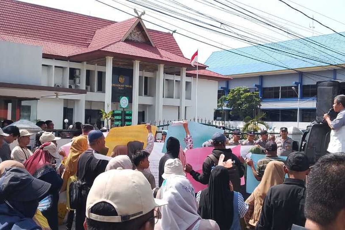 Puluhan Warga Demo Pengadilan Tinggi Riau