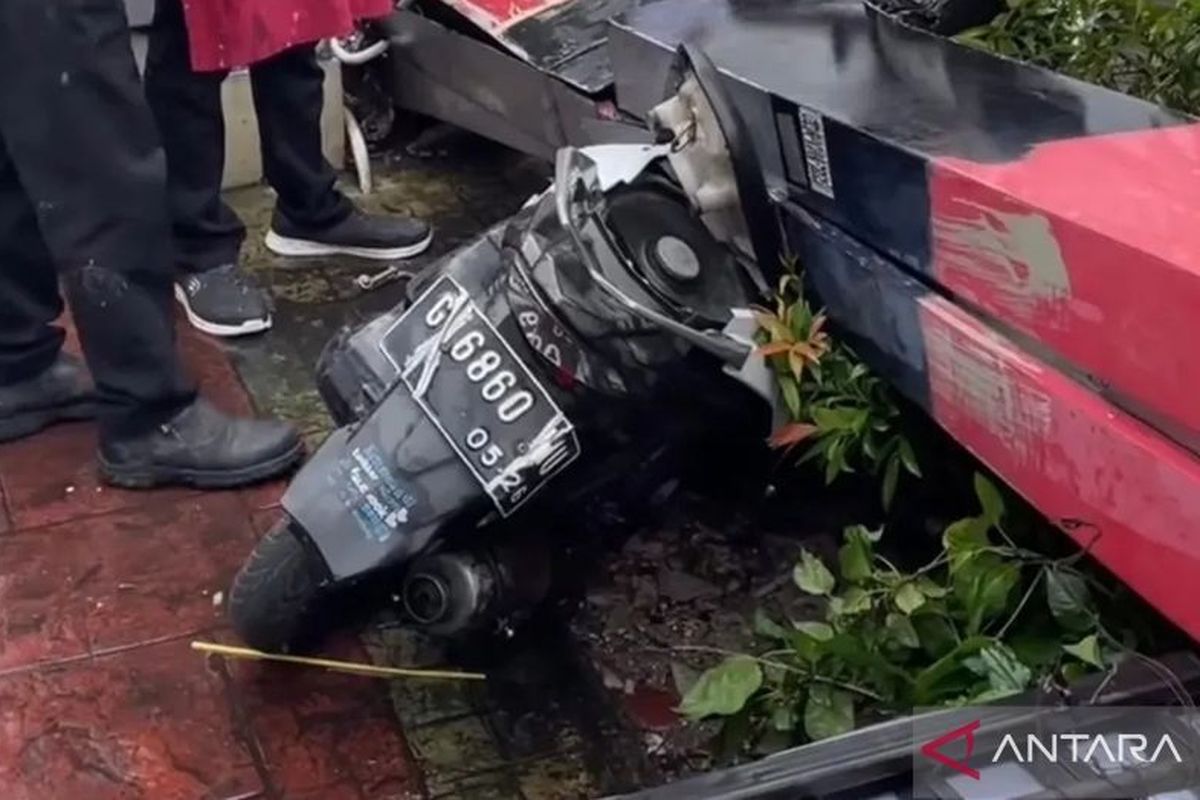 Papan Reklame Restoran di Jakbar Roboh