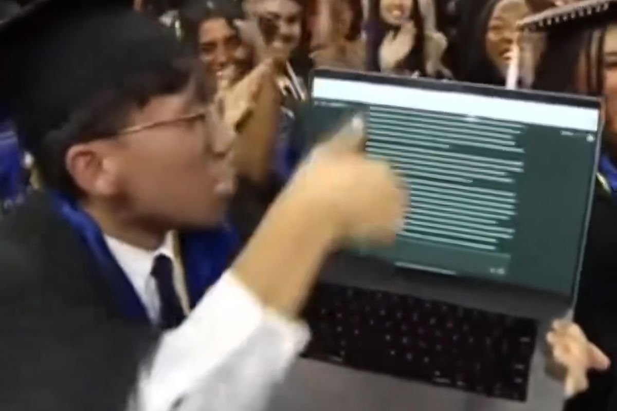 Bawa Laptop dan Tampilkan ChatGPT