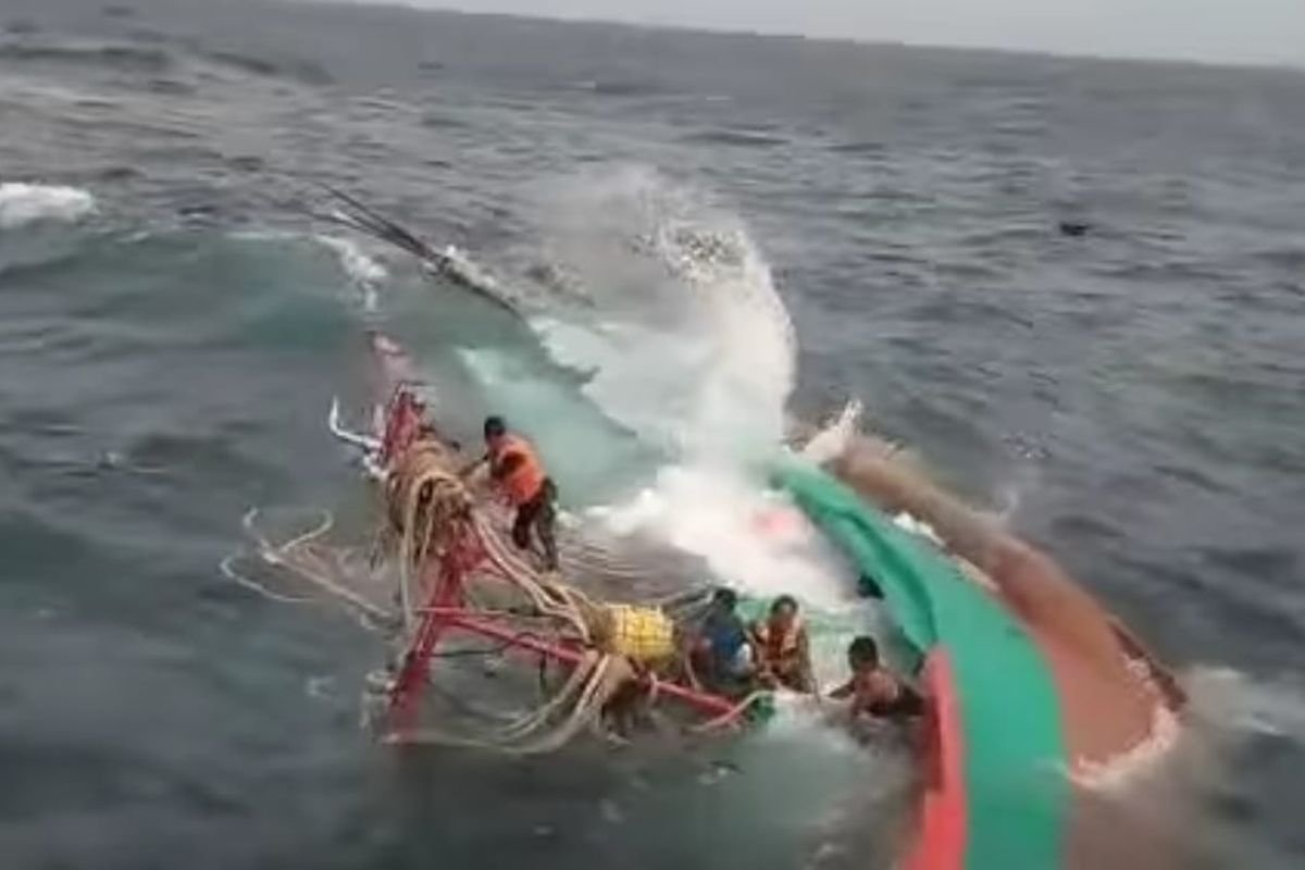 Kapal Ikan Tenggelam Dihantam Gelombang Tinggi di Laut Maluku