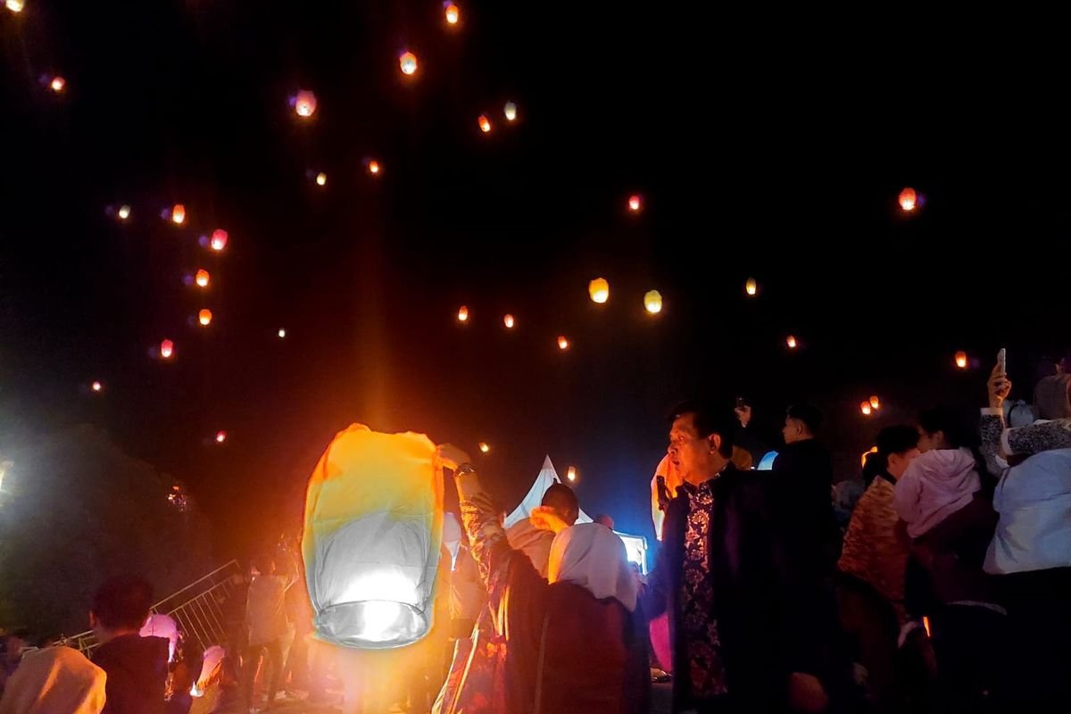 Ribuan Lampion Hiasi Langit Candi Gedongsongo Kabupaten Semarang