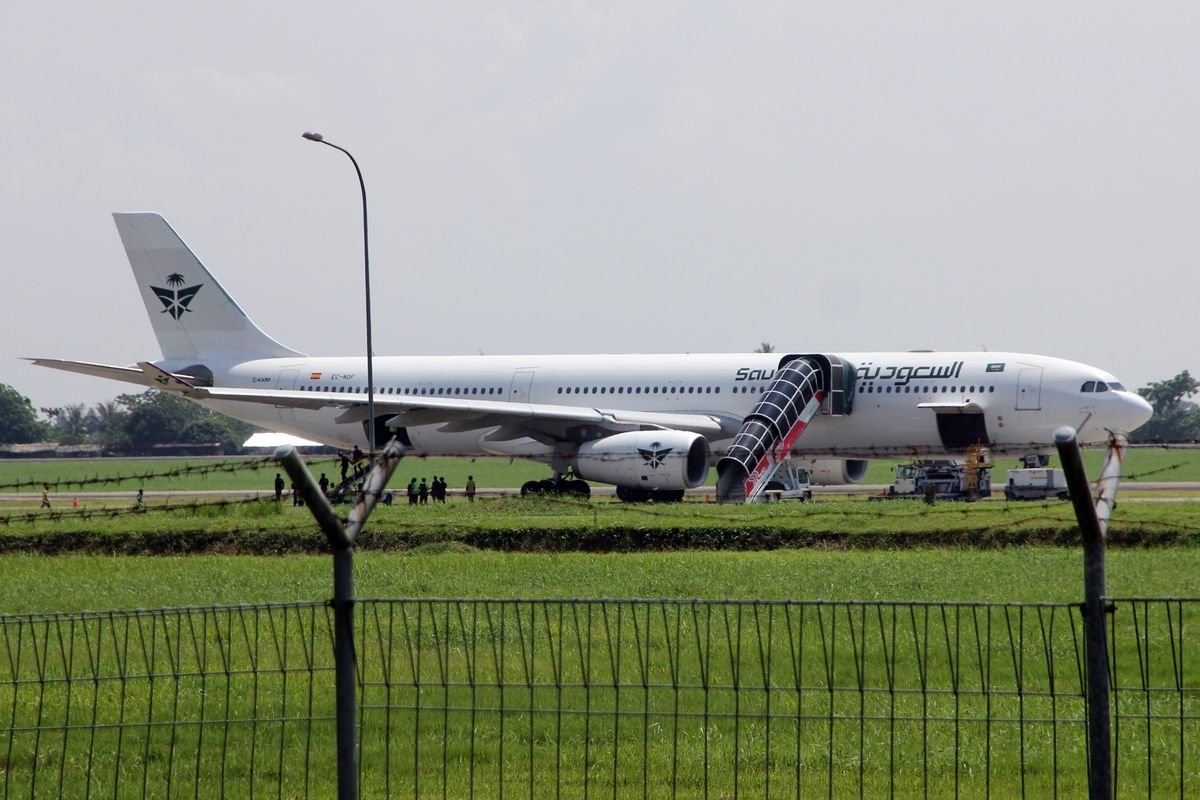 Proses Sterilisasi Ancaman Bom di Pesawat Saudia Airlines oleh Tim Jihandak Kodam I/BB di Bandara Kualanamu