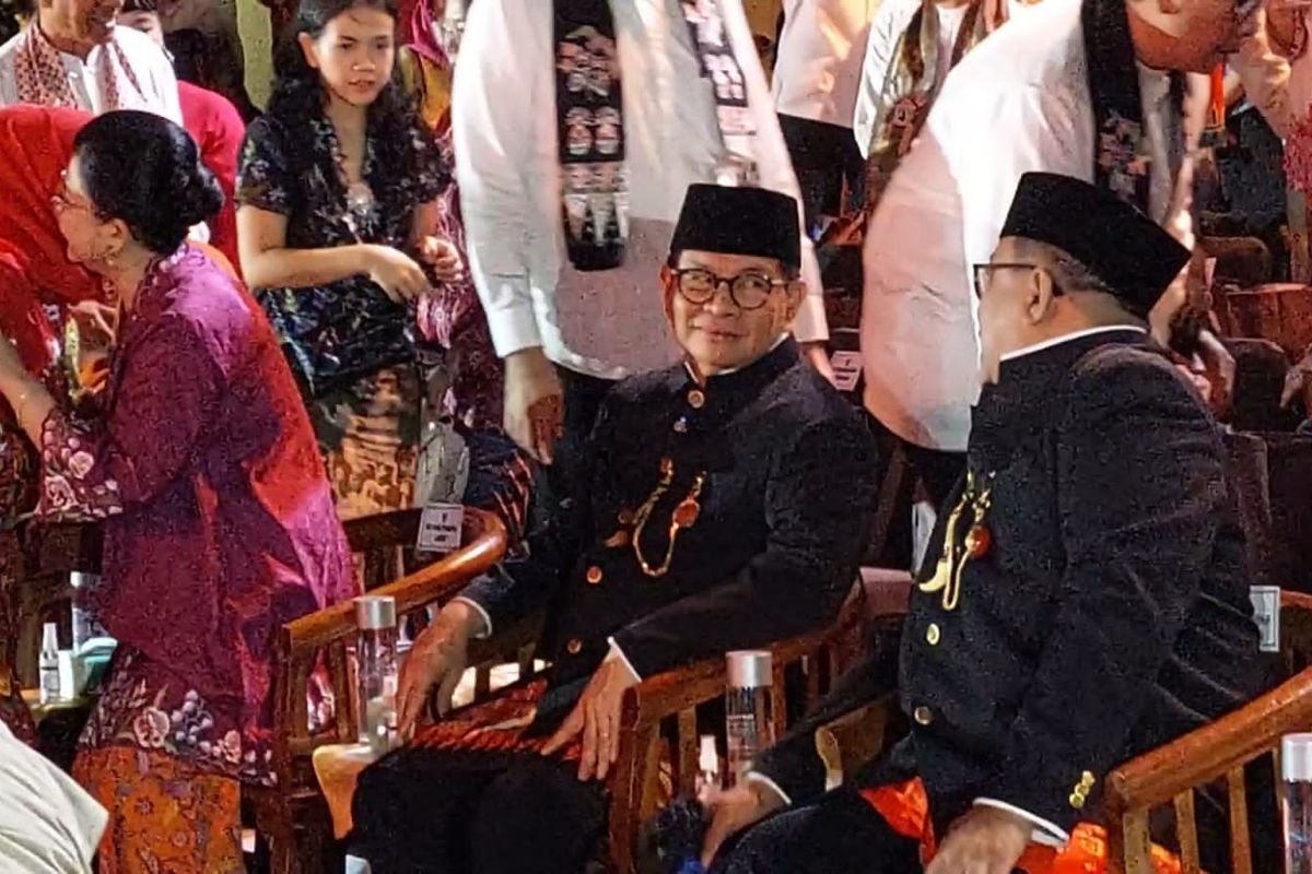 Warga Teriak Minta Foto ke Pramono-Rano Saat Malam Puncak HUT Jakarta