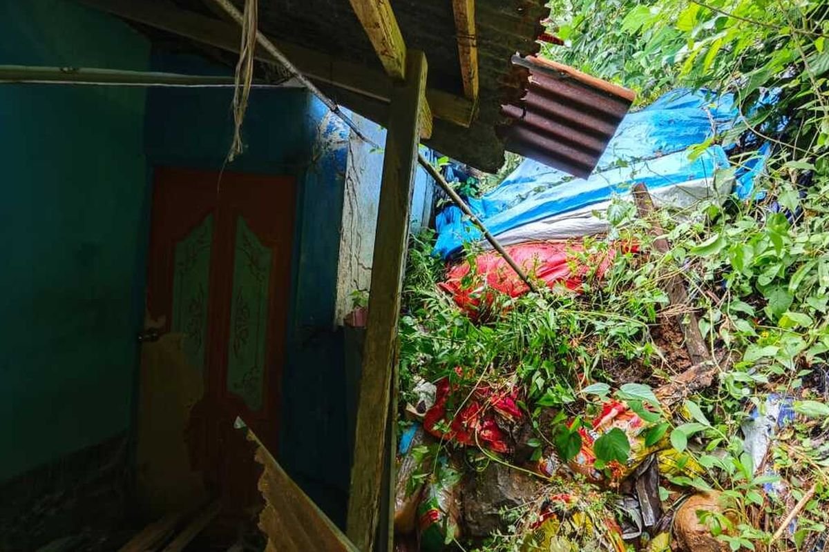 Hujan Deras Guyur Kota Ambon
