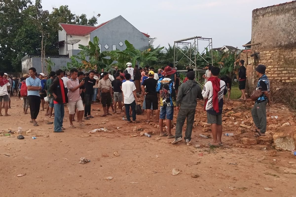 Pagar Roboh Saat Karapan Sapi