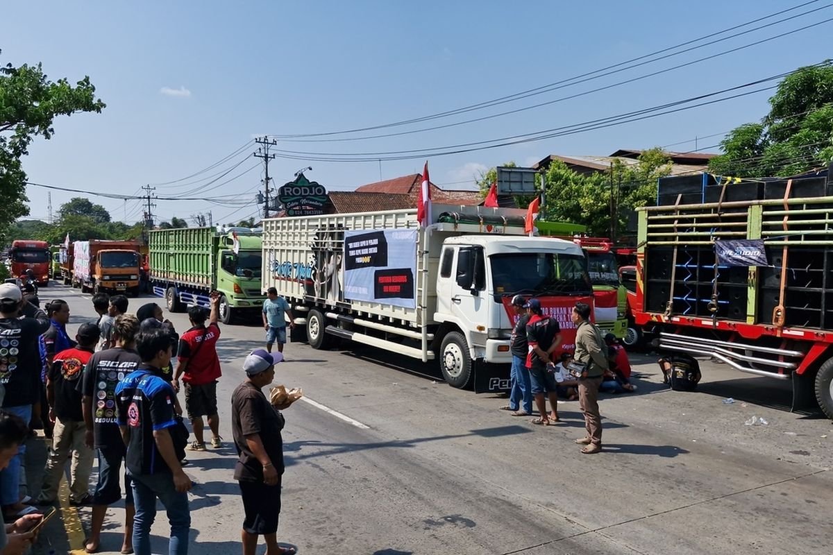 Penampakan Truk ODOL Parkir 9 Km di Tol Semarang