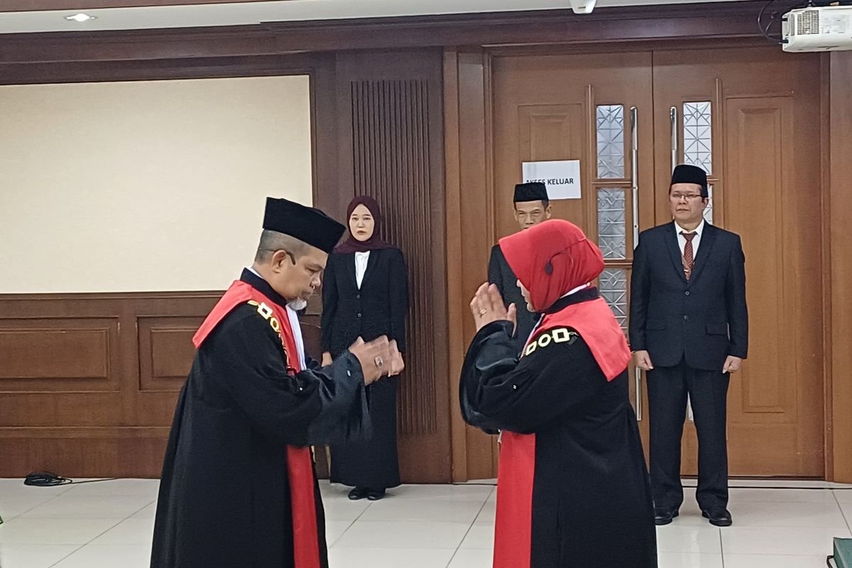 Hakim Efendi Menangis Dilantik Jadi Wakil Ketua PN Jakpus