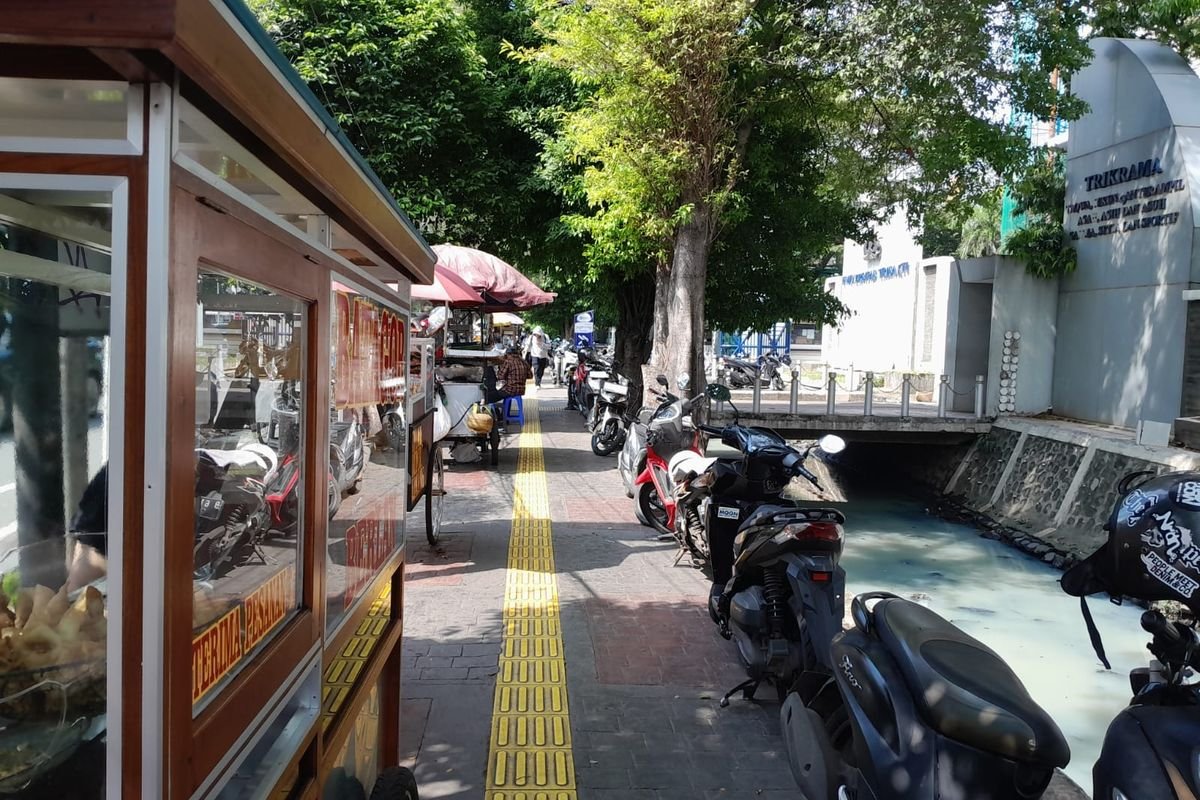 Trotoar Kyai Tapa Dipenuhi Parkir Liar