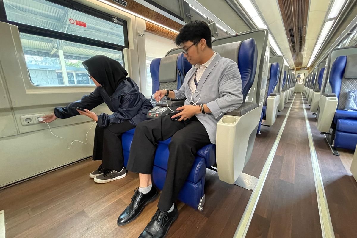 KAI Sebut Stop Kontak di Kereta Hanya untuk Gawai: Tidak untuk "Rice Cooker" atau Catokan Rambut