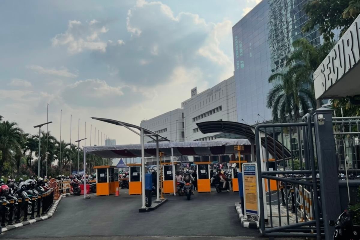 Melihat Situasi Parkir Motor dan Mobil di Pintu Masuk 1 PRJ 2025