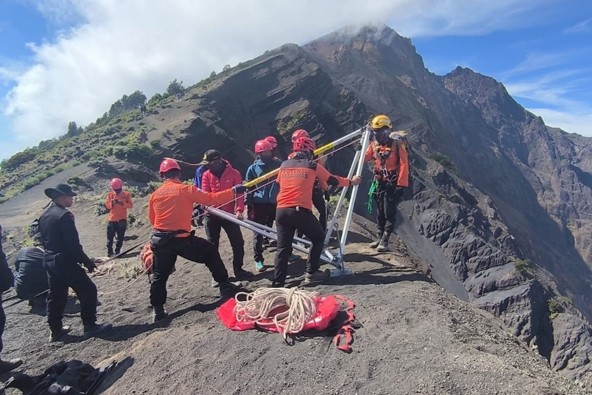 Pendaki Brasil yang Jatuh di Rinjani Terpantau Drone Tersangkut di Tebing Batu Kedalaman 500 Meter