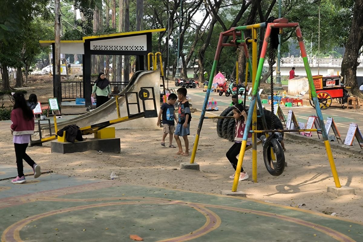 Senangnya Warga Berlibur di Taman BKT