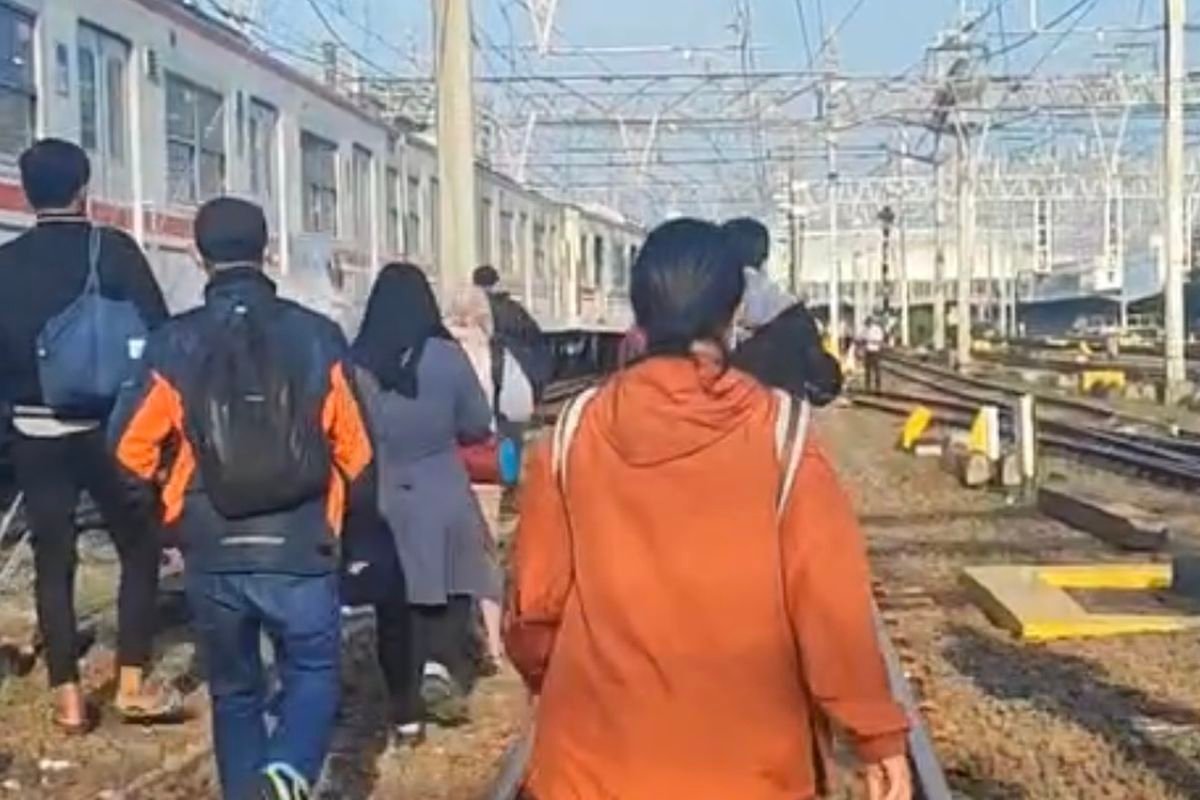 KRL Anjlok
