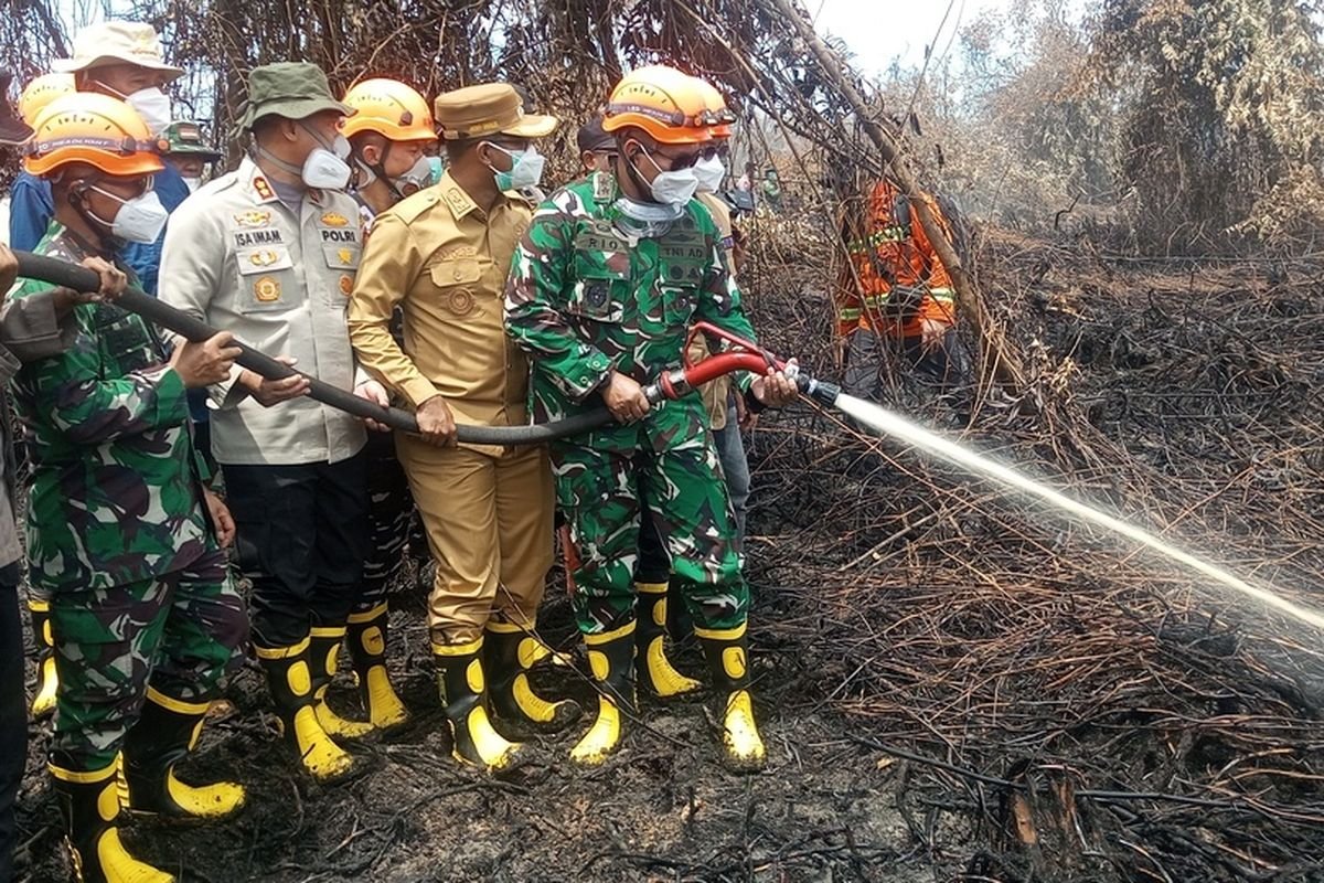 Turun Padamkan Api Karhutla di Rokan Hilir Riau