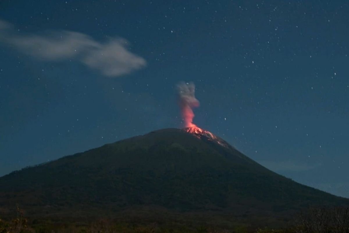 Malam Ini Gunung Ile Lewotolok Meletus 3 Kali Disertai Gemuruh dan Lontaran Lava Pijar